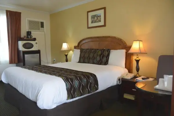 Oasis Inn and Suites 8